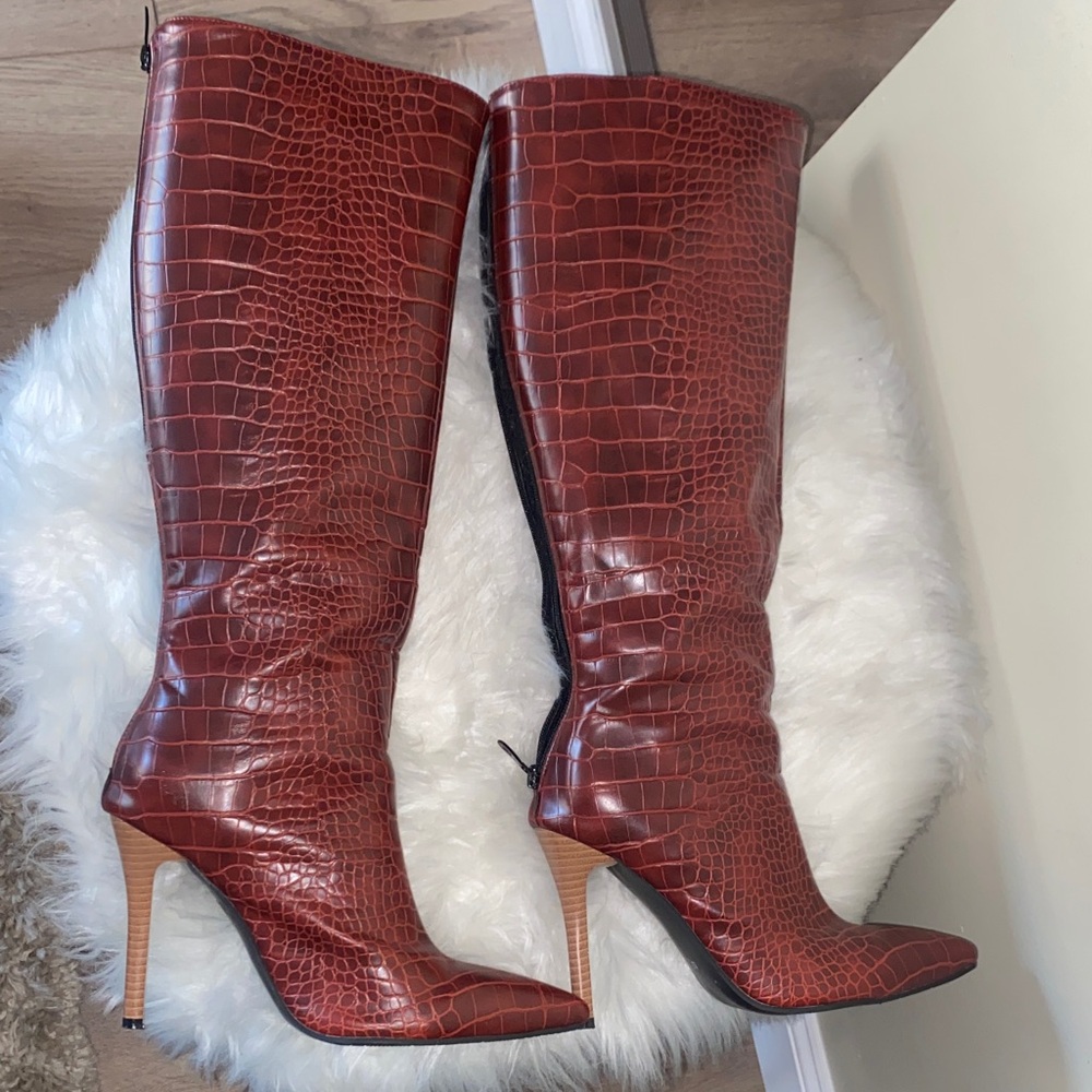 Elegant Brown Croc-Embossed Knee-High Boots - Picture 8 of 13